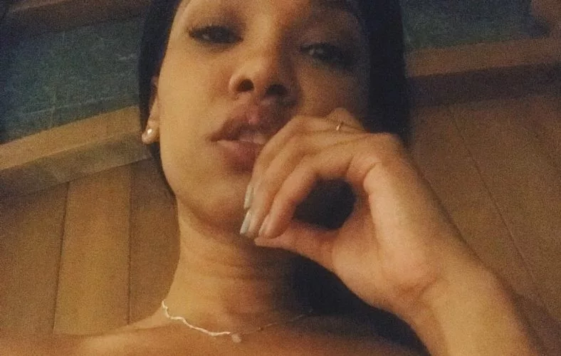Candice Patton selfie