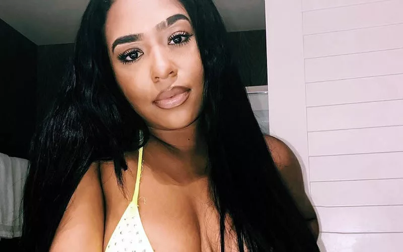 B. Simone sexy selfie